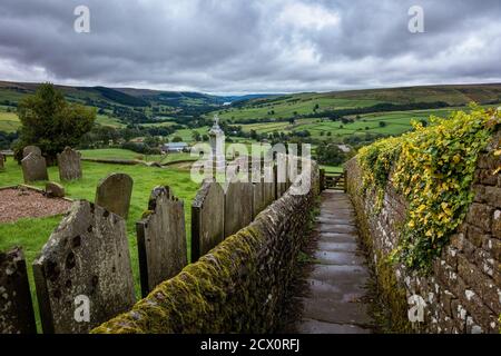 Blick auf eine Trockensteinmauer & Pfad von Middlesmoor neben dem Friedhof durch Nidderdale in Richtung Pateley Bridge, North Yorkshire, UK Stockfoto