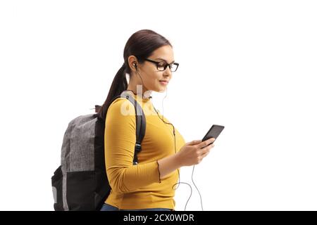 Studentin mit Kopfhörern, die isoliert auf ihrem Mobiltelefon Musik hört Auf weißem Hintergrund Stockfoto