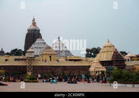 Puri, Indien - 3. Februar 2020: Blick über den Jagannath-Tempel, wenn nicht identifizierte besucht das religiöse Ziel am 3. Februar 2020 in Puri, Indien Stockfoto