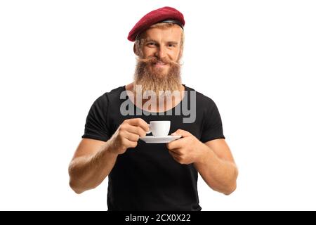 Bärtiger Kerl mit Schnurrbart trägt einen roten Hut und Trinken Espresso Kaffee isoliert auf grauem Hintergrund Stockfoto