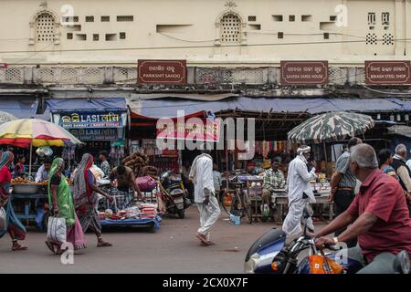 Puri, Indien - 3. Februar 2020: Nicht identifizierte Menschen gehen am 3. Februar 2020 in Puri, Indien, an einem Straßenmarkt mit Lebensmitteln, Kleidung und Accessoires vorbei Stockfoto