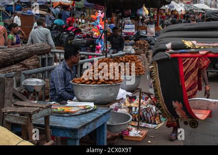 Puri, Indien - 3. Februar 2020: Nicht identifizierte Menschen besucht einen Straßenmarkt mit Lebensmitteln, Kleidung und Accessoires am 3. Februar 2020 in Puri, Indien Stockfoto