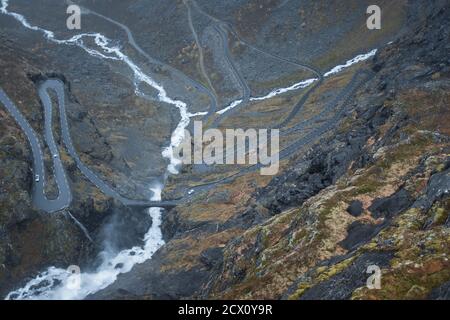 Trollstigen Bergstraße über Fluss in Norwegen. Vogelperspektive. Panorama. Stockfoto