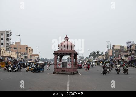 Puri, Indien - 3. Februar 2020: Überfüllte Straße mit nicht identifizierten Menschen im Verkehr in der Nähe von Jagannath Tempel am 3. Februar 2020 in Puri, Indien Stockfoto