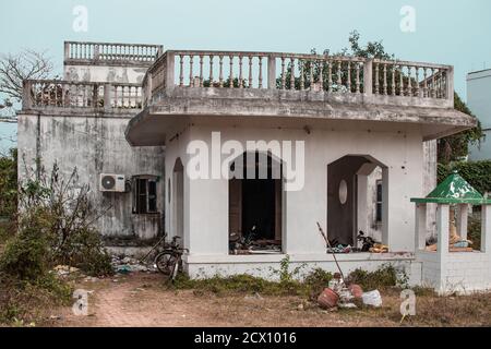 Ansicht eines alten zerstörten und verlassenen weißen Wohnhauses in Puri, Indien Stockfoto