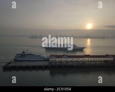 George Town, Penang/Malaysia - Nov 15 2019: Luftfahrtschiff Ankunft Port Swettenham am Morgen. Stockfoto