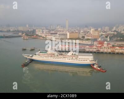 George Town, Penang/Malaysia - Nov 15 2019: Luftfahrtschifffahrt in Penang an nebligen Tagen. Stockfoto