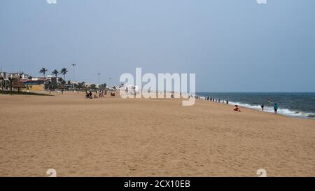 Puri, Indien - 3. Februar 2020: Blick über nicht identifizierte Menschen am Strand und die rollenden Meereswellen am 3. Februar 2020 in Puri, Indien Stockfoto