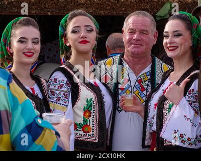 Menschen feiern Transdnierian Festival der Rebe Stockfoto