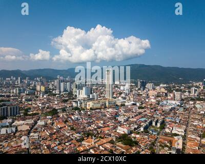 George Town, Penang/Malaysia - Nov 18 2019: Luftbild Georgetown in blauem Himmel. Stockfoto