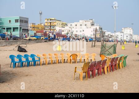 Puri, Indien - 3. Februar 2020: Blick auf bunte Stühle in einem Halbkreis am Puri Beach am 3. Februar 2020 in Puri, Indien angeordnet Stockfoto