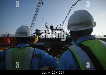 Jakarta, Indonesien. September 2020. Die Menschen arbeiten auf der Baustelle der DK655 Supergrosbrücke der Jakarta-Bandung Hochgeschwindigkeitsbahn in Purwakarta, West Java, Indonesien, 30. September 2020. Kredit: Zulkarnain/Xinhua/Alamy Live Nachrichten Stockfoto