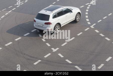 Moderne Auto fahren auf der City Street Stockfoto