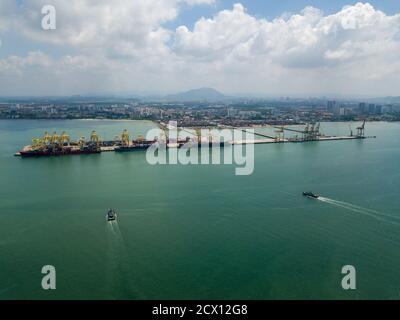 George Town, Penang/Malaysia - Nov 20 2019: Schlepper bewegen sich in Richtung Containerterminal. Stockfoto