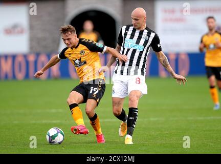 Scott Twine von Newport County (links) und Jonjo Shelvey von Newcastle United kämpfen beim vierten Lauf des Carabao Cup in Rodney Parade, Newport, um den Ball. Stockfoto