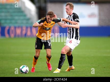 Scott Twine von Newport County (links) und Sean Longstaff von Newcastle United kämpfen beim vierten Spiel des Carabao Cups in Rodney Parade, Newport, um den Ball. Stockfoto