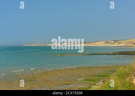 Klippen und Strand der französischen Nordseeküste Opal bei Boulogne sur mer. Stockfoto