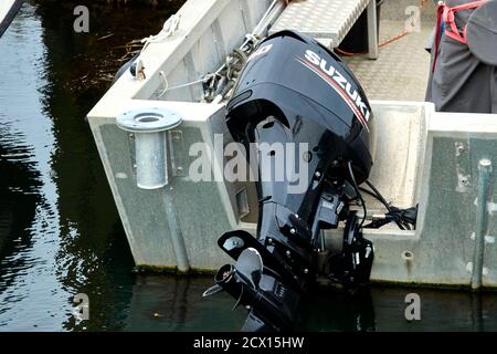 Sylt, 3. September 2020: Suzuki Außenbordmotor auf einem Boot im Hafen von List, illustratives Editorial Stockfoto