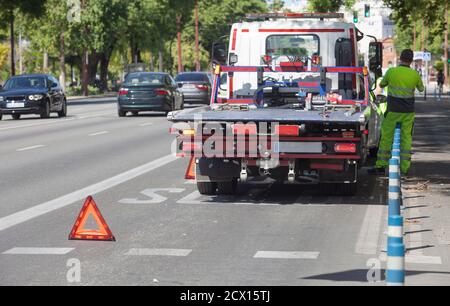 Warnung Faltdreieck vor Abschleppstrecke platziert. Urbane Szene Stockfoto