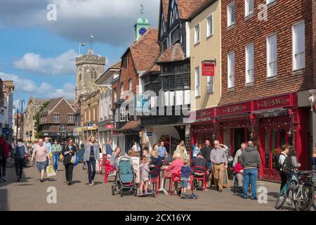 Salisbury Stadtzentrum, Blick im Sommer von Menschen zu Fuß in der High Street - die wichtigste Einkaufsstraße in Salisbury, Wiltshire, England, Großbritannien Stockfoto