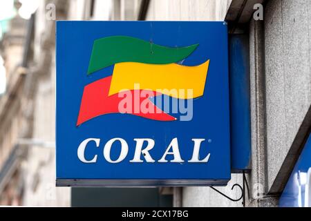 London, Großbritannien. Juni 2020. Korallenbuchmacher unterschreiben auf einem ihrer Geschäfte in London. Kredit: SOPA Images Limited/Alamy Live Nachrichten Stockfoto