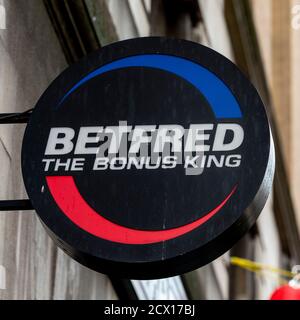 London, Großbritannien. Juni 2020. Betfred Buchmacher unterschreiben in ihrem Geschäft in Chinatown in London. Kredit: SOPA Images Limited/Alamy Live Nachrichten Stockfoto