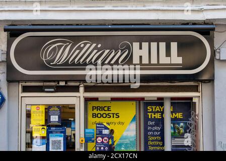 London, Großbritannien. September 2020. William Hill Buchmacher unterschreiben auf einem ihrer Geschäfte in London. Kredit: SOPA Images Limited/Alamy Live Nachrichten Stockfoto