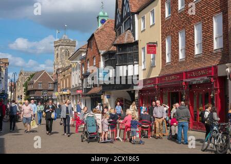 High Street England, Blick auf traditionelle Geschäfte in der High Street in Salisbury, Wiltshire, England, Großbritannien Stockfoto