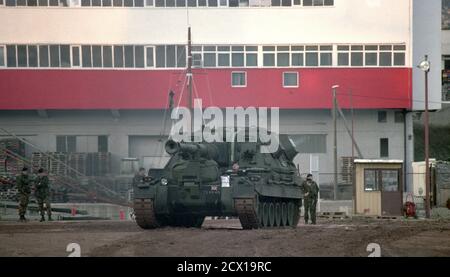 13. Januar 1996 während des Krieges in Bosnien: Eine britische Armee 155mm AS-90 selbstfahrende Waffe, Teil des IFOR-Kontingents, ist gerade im Hafen von Split, Kroatien angekommen. Stockfoto