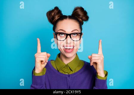 Nahaufnahme Porträt von ihr sie schön attraktiv clever smart froh Fröhliches Mädchen zeigt zwei Zeigefinger nach oben Anzeige isoliert auf hell Lebendiger Glanz lebhaft Stockfoto