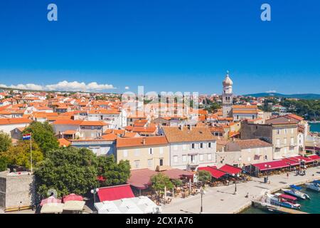 Altstadt von Krk in Kroatien, Kathedralenturm und Meereslandschaft im Hintergrund Stockfoto