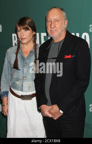 Rachel Fuller und Pete Townshend signieren am 29. Mai 2015 auf dem Barnes & Noble Union Square in New York City "Classic Quadrophenia". Foto: Henry McGee/MediaPunch Stockfoto