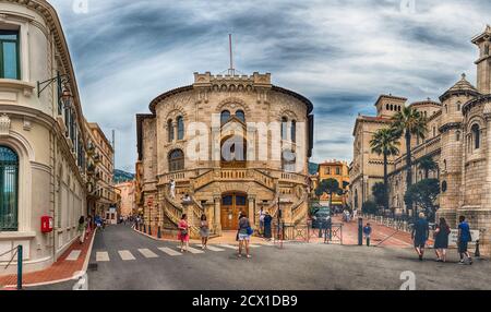 MONACO - AUGUST 13: Fassade des Justizpalastes, gelegen in der Stadt Monaco, alias Le Rocher oder der Felsen, wie gesehen am 13. August 2019 Stockfoto