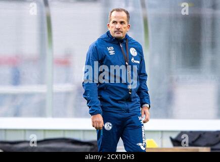 Gelsenkirchen, Deutschland. September 2020. Fußball: Bundesliga, Training des FC Schalke 04 überquert Schalkes neuer Trainer Manuel Baum im Training das Feld. Der 41-Jährige erhält bis zum 30. Juni 2022 einen Vertrag und soll den Traditionsverein aus seiner tiefen Krise führen. Quelle: Guido Kirchner/dpa/Alamy Live News Stockfoto