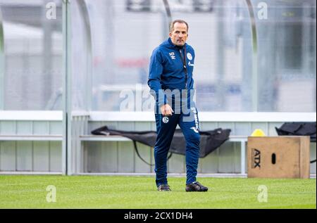 Gelsenkirchen, Deutschland. September 2020. Fußball: Bundesliga, Training des FC Schalke 04 überquert Schalkes neuer Trainer Manuel Baum im Training das Feld. Der 41-Jährige erhält bis zum 30. Juni 2022 einen Vertrag und soll den Traditionsverein aus seiner tiefen Krise führen. Quelle: Guido Kirchner/dpa/Alamy Live News Stockfoto