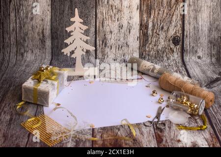 Vorbereitung auf Weihnachten. Weißes leeres Blatt in der Mitte für die Inschrift. Alles für die Herstellung von Weihnachtsrequisiten. Stockfoto