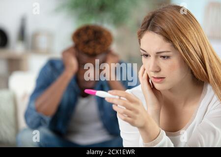 Portrait von besorgt junges Paar holding Schwangerschaft tester Stockfoto