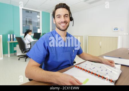 Portrait der männlichen medizinische Sekretärin Tragen des Headsets Stockfoto
