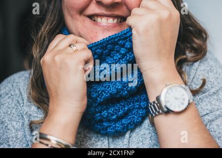 Retrato de la sonrisa de una mujer usando una bufanda. Stockfoto