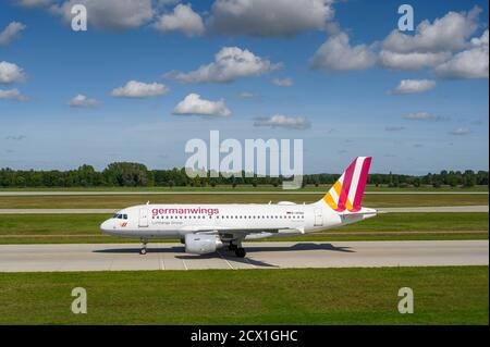 München, Deutschland - September 19. 2019 : Eurowings Airbus A319-112 mit der Flugzeugzulassung D-AKNU rollt zum Start auf der nördlichen Runwa Stockfoto