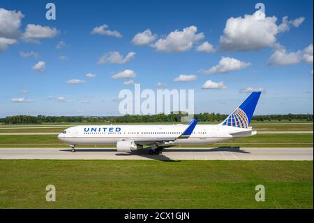 München, Deutschland - September 19. 2019 : United Airlines Boeing 767-322 mit der Flugzeugzulassung N641UA rollt zum Start auf den Norden Stockfoto