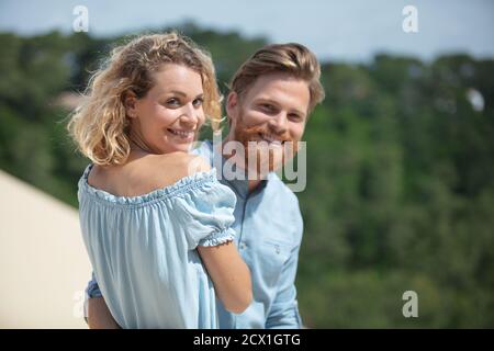 Schöne junge Paar zusammen auf Sanddünen Strand entspannen Stockfoto