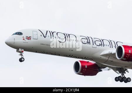 Nahaufnahme des Virgin Atlantic Airbus A350 Mamma Mia, der am 26th 2020. September am Flughafen London Heathrow, Middlesex, Großbritannien, abfliegt Stockfoto