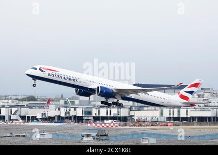 British Airways Airbus A350-Registrierung G-XWBB, der am 26th 2020. September am Flughafen London Heathrow, Middlesex, Großbritannien, abfliegt Stockfoto