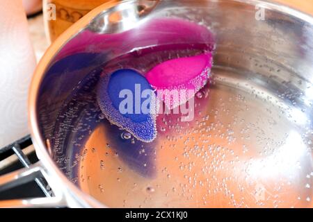 Menstruationstasse Pflege. Silikonprodukte für Frauen. Stockfoto