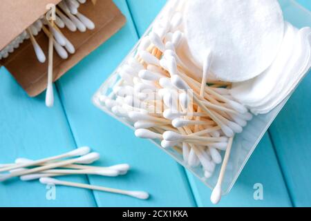 Einweg-Wattestäbchen und -Pads aus kosmetischer Baumwolle. Umweltfreundliches Produkt. Stockfoto