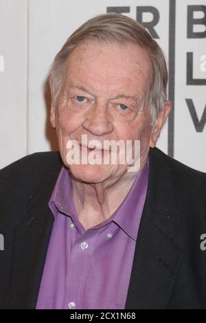 Richard Schickel, Autor, Journalist und Dokumentarfilmer, nimmt am 27. April 2013 an der Weltpremiere des Tribeca Film Festivals 2013 von 'Eastwood Regie: Die Untold Story' im BMCC Tribeca Performing Arts Center in New York City Teil. Foto: Henry McGee/MediaPunch Stockfoto