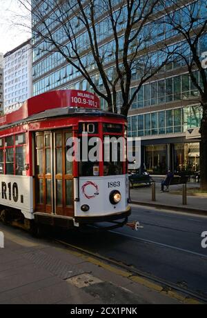 Typische alte Straßenbahn, die in einer Stadtstraße vorbeifährt Stockfoto