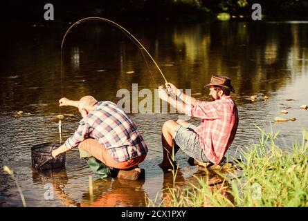 Schwarzmarkt Kaviar. Die illegale Jagd Kaviar. Auszüge Eier vom Stör gefangen. Trap für Fische. Männer sitzen am Flußufer mit Angelausrüstung. Die wilderei Kriminalität und Lizenz. Wilderer angeln. Stockfoto