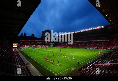 Ein allgemeiner Blick auf Charlton Athletic Spieler Aufwärmen vor dem EFL Trophy Spiel im Valley, London. Stockfoto